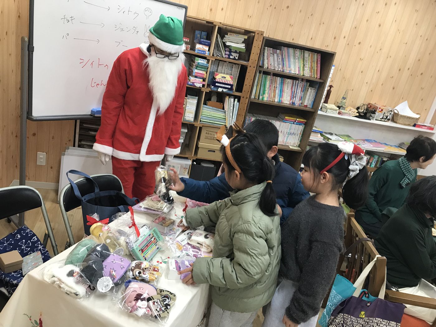 クリスマス会でプレゼントを受け取る子どもたち