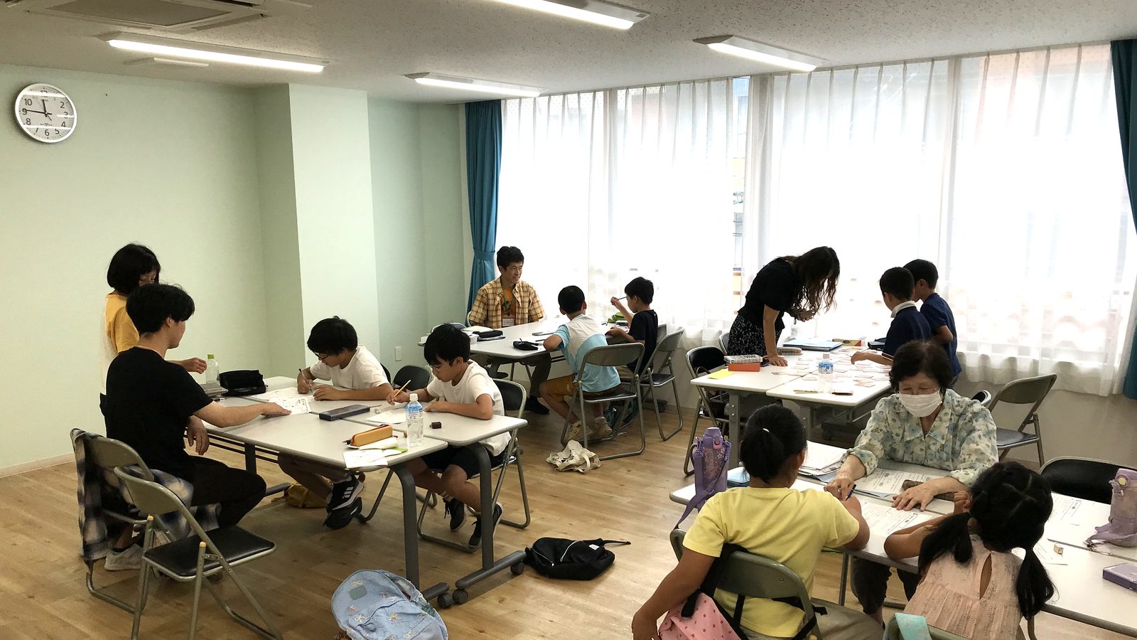 グループに分かれて学習する教室のようす